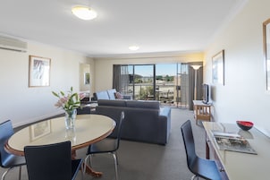 1 camera, una cassaforte in camera, una scrivania, tende oscuranti