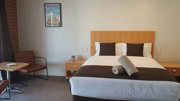 Deluxe-huone, tupakointi kielletty, poreamme (Deluxe Spa Suite) | Allergiatestatut vuodevaatteet, minibaari, äänieristys