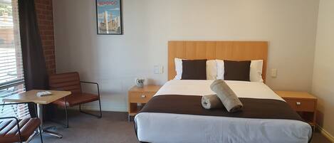 Deluxe Room, Non Smoking, Jetted Tub (Deluxe Spa Suite) | Hypo-allergenic bedding, minibar, soundproofing, iron/ironing board