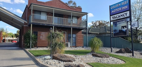 Fachada de la propiedad. Golden Reef Motor Inn