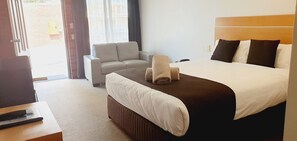 Deluxe Room, Non Smoking | 1 bedroom, hypo-allergenic bedding, minibar, soundproofing