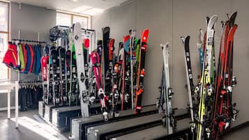 Een winkel voor het verhuren van ski-uitrusting, met rijen ski's en skischoenen.