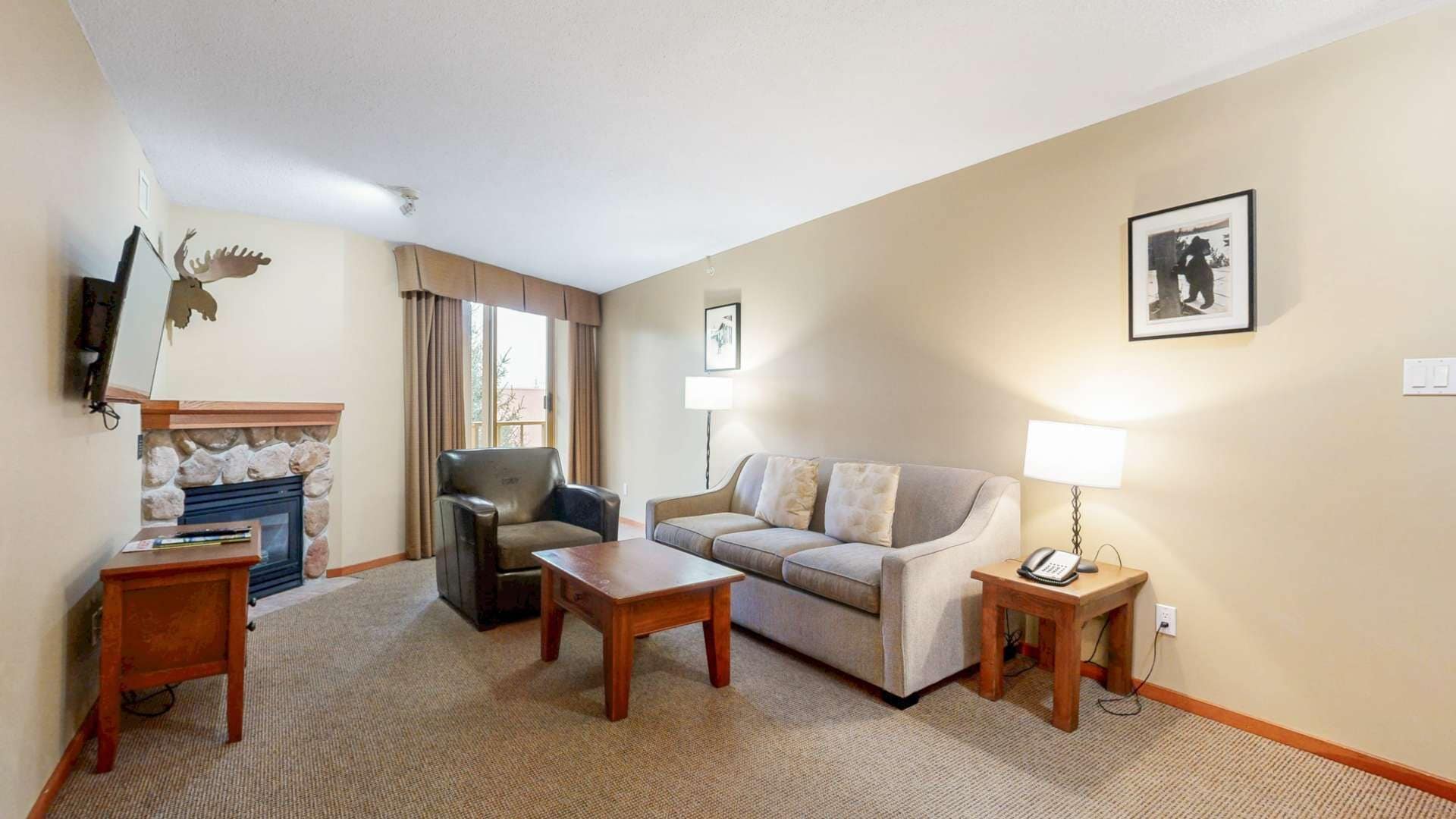 Condo, 2 chambres | Aire de séjour | Téléviseur à écran plat