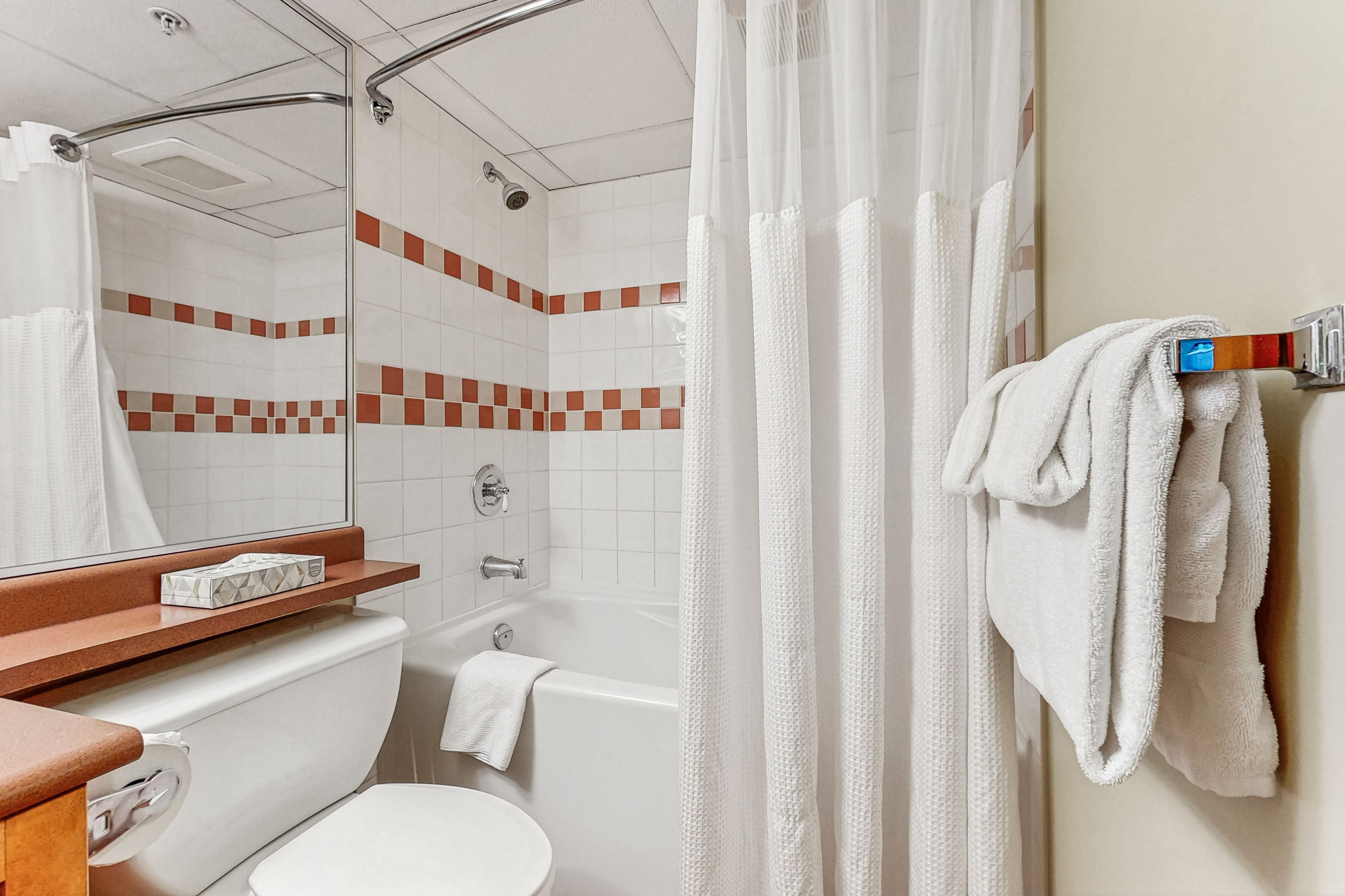 Ein Badezimmer mit Dusche, Toilette und Waschbecken.