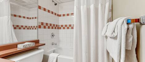 Ein Badezimmer mit Dusche, Toilette und Waschbecken.