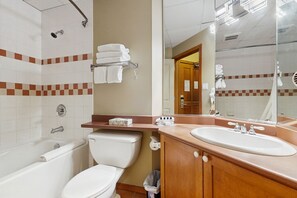 Room (Studio) | Bilik Mandi | Gabungan pancuran/tab mandi, kelengkapan dandanan diri percuma 