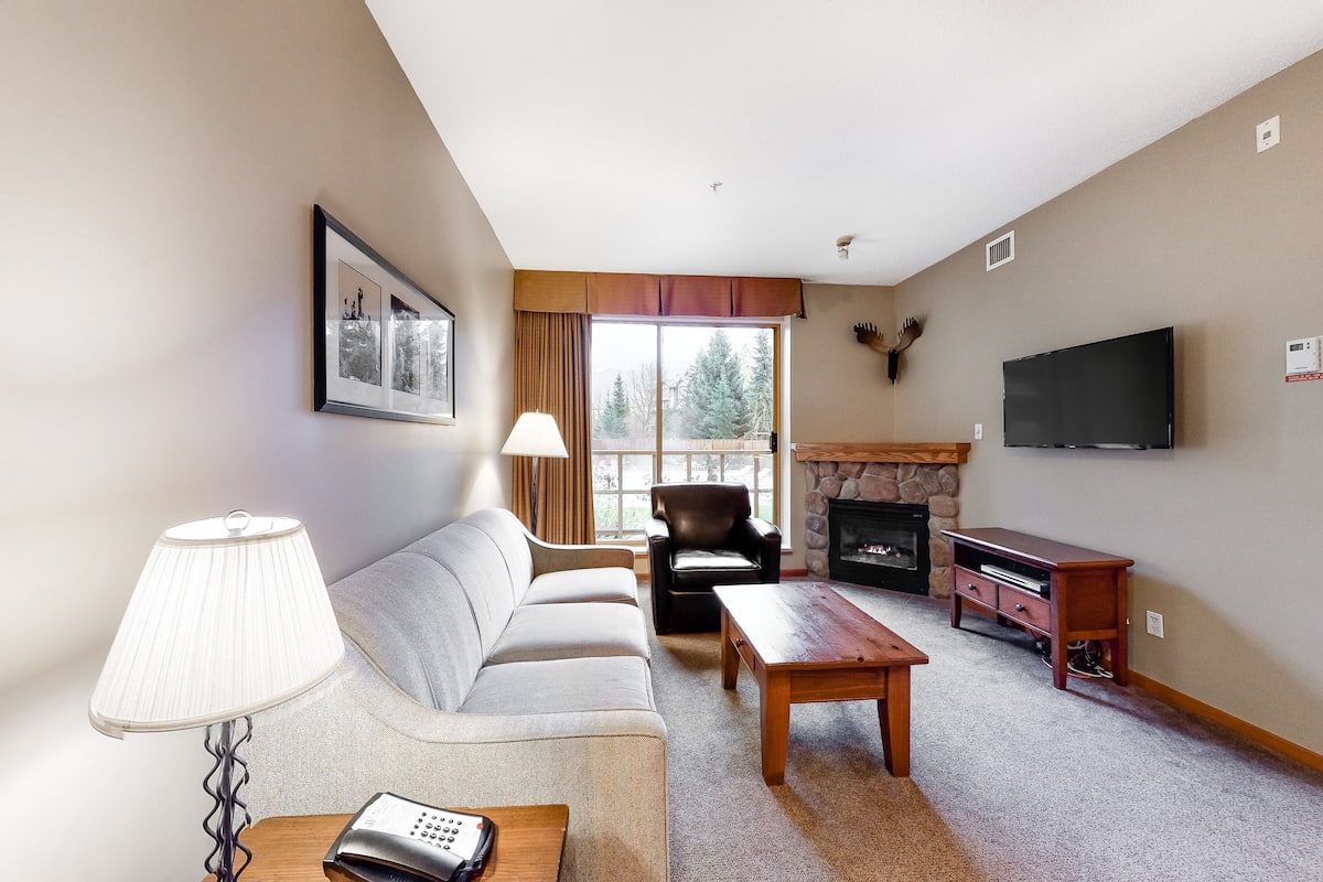 Condo, 2 habitaciones (Mountain View) | Área de sala de estar | Televisión de pantalla plana