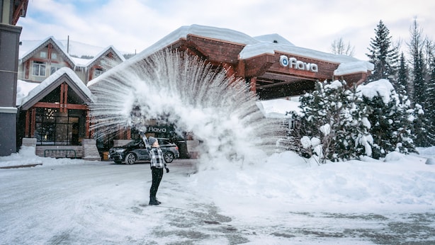 Un bâtiment dont le toit est recouvert de neige et sur lequel on peut lire l’inscription « Flava ».