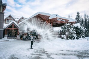 Un bâtiment dont le toit est recouvert de neige et sur lequel on peut lire l’inscription « Flava ».