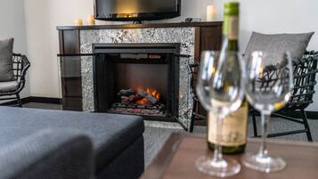Suite, 2 Bedrooms | Living area