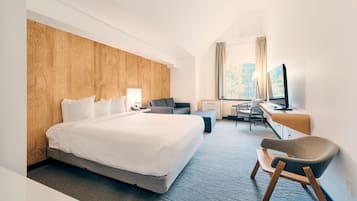 Rom – deluxe, 1 queensize-seng | Allergitestet sengetøy, senger med overmadrass og safe på rommet