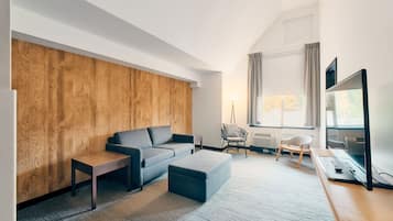 Suite – junior, 1 queensize-seng | Oppholdsområde | En 32-tommers LCD-TV med kabel-kanaler samt TV og iPod-dokkingstasjon