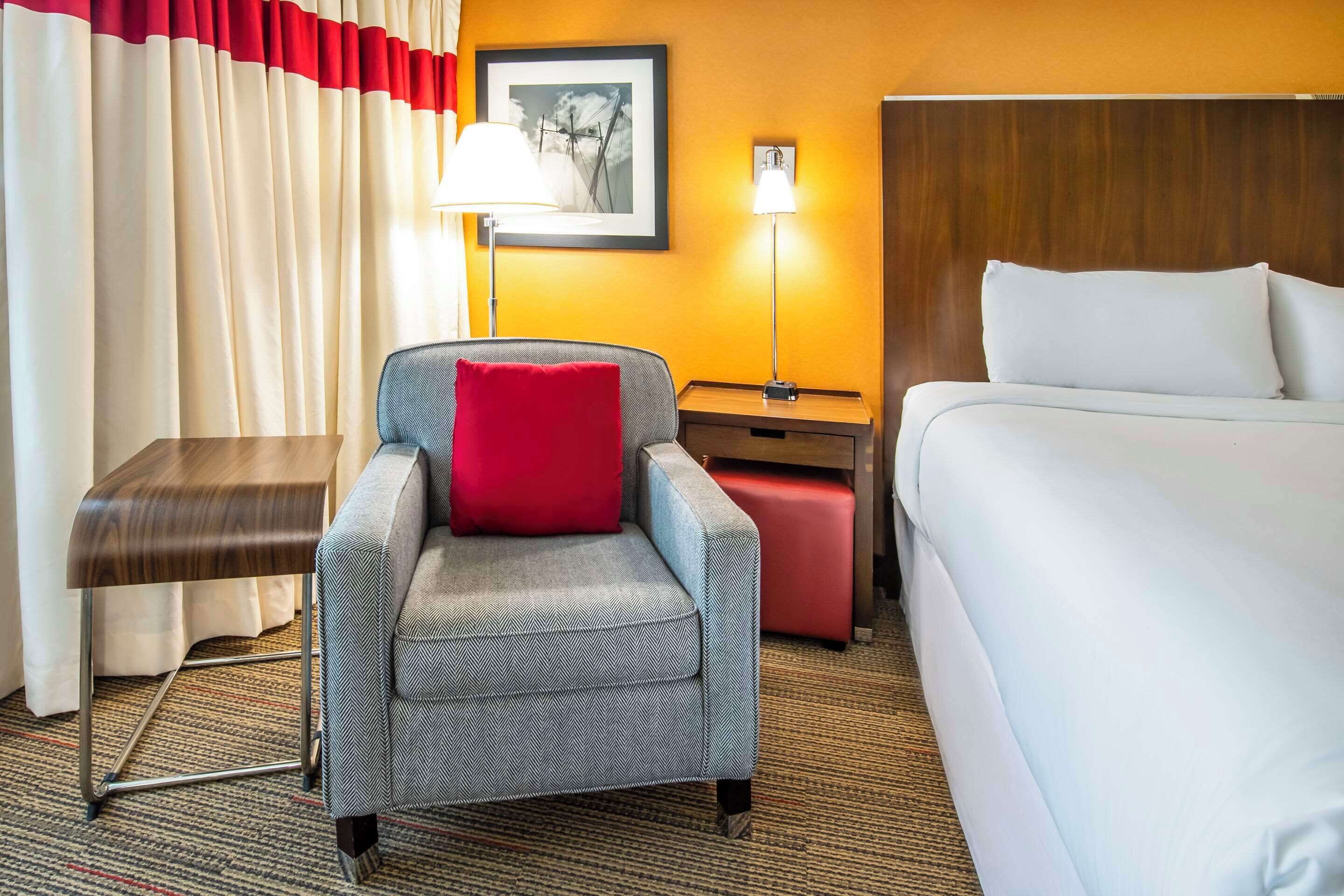 premium bedding, in-room safe, desk, laptop workspace