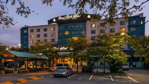 A hotel with a prominent sign reading "Grand Park Hotel" and "Vancouver Airport" at dusk. - Grand Park Hotel Vancouver Airport, an Ascend Collection Hotel (Richmond)