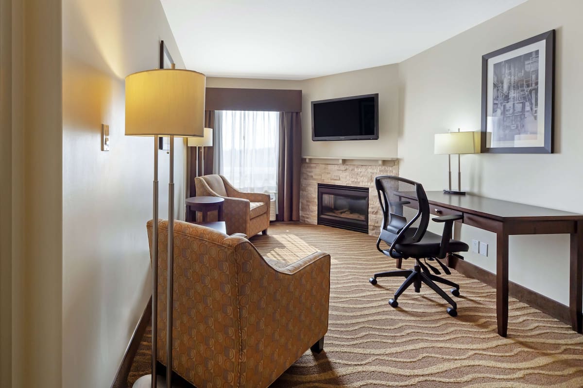 1 bedroom, pillow-top beds, desk, laptop workspace