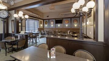 Desayuno completo gratuito y diario