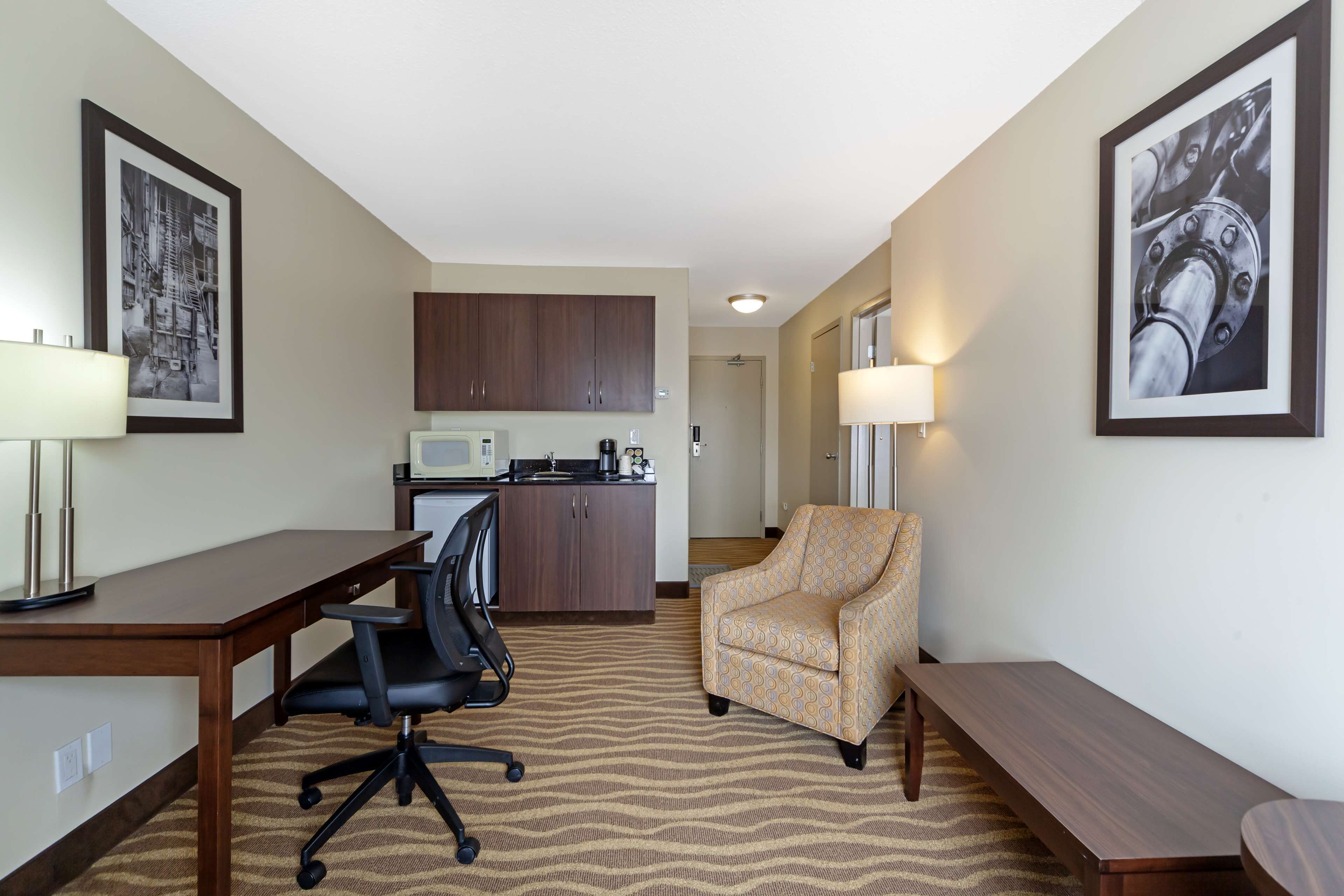 suite, multiple beds, non smoking, refrigerator & microwave | 1 bedroom, pillow-top beds, desk, laptop workspace