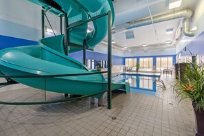 Una piscina cubierta
