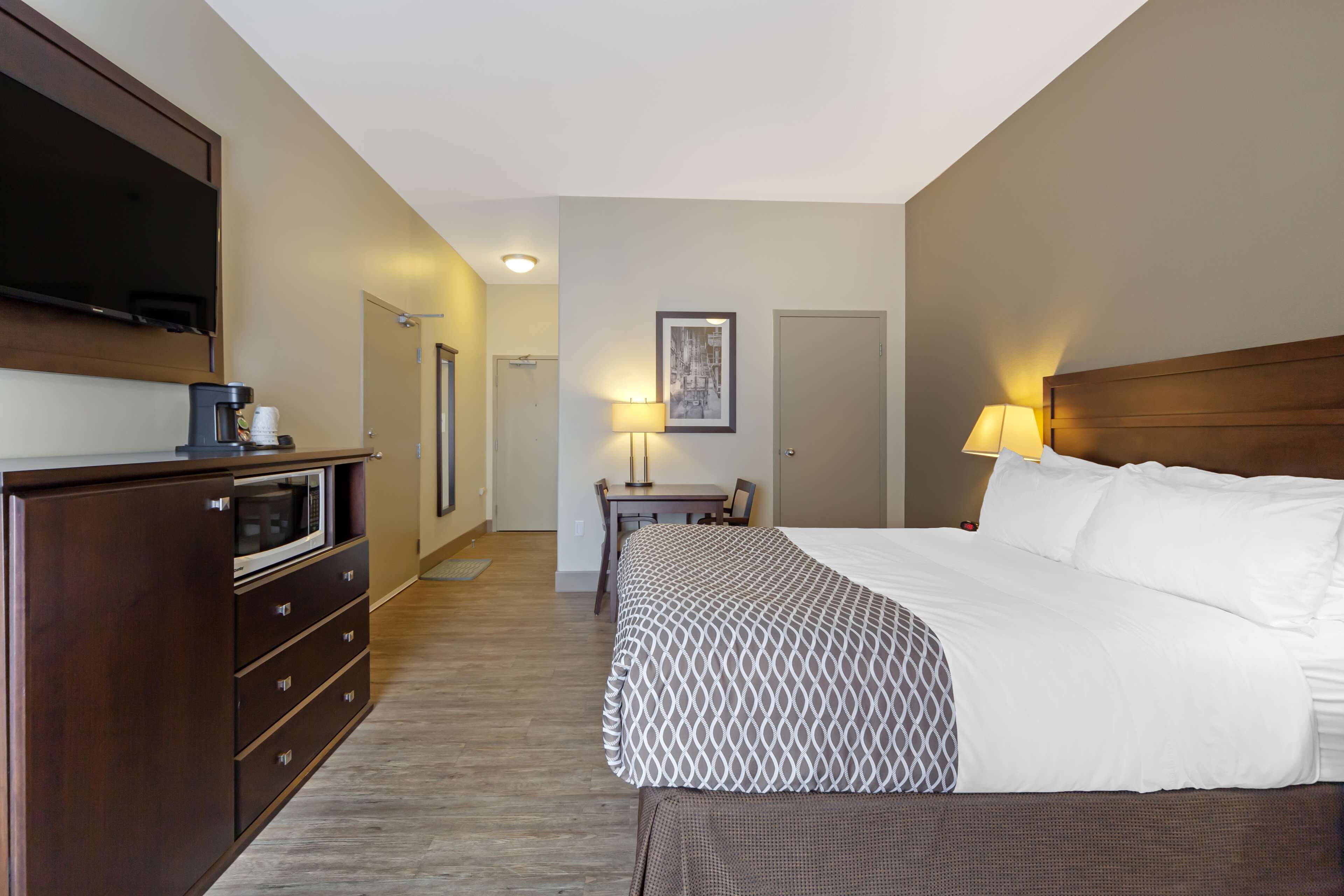 1 bedroom, pillow-top beds, desk, laptop workspace