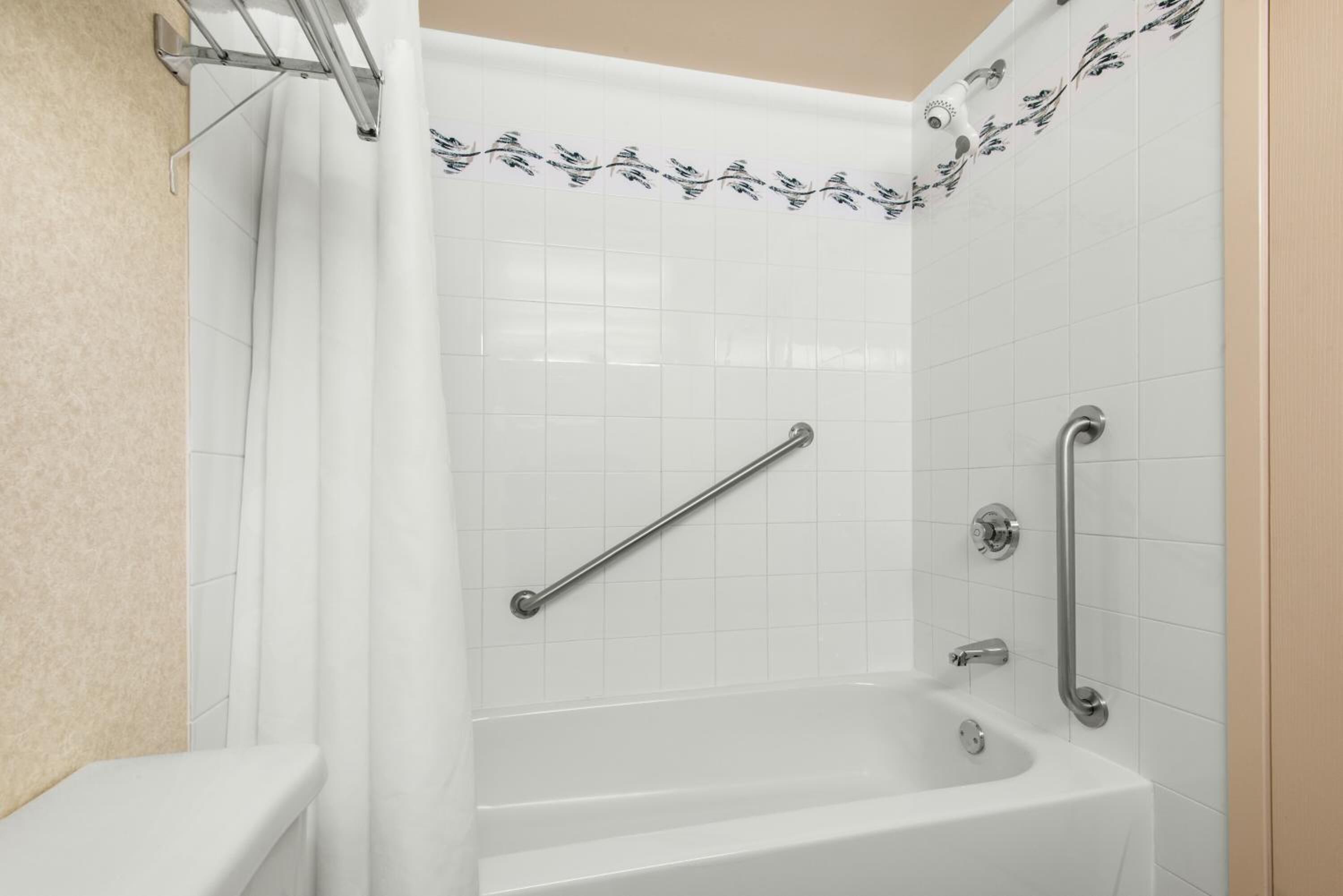 Salle de bain | Ensemble baignoire-douche, articles de toilette (gratuits)