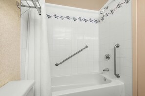 Bathroom | Combined shower/tub, free toiletries, hair dryer, towels