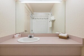 Kombination af bruser/badekar, gratis toiletartikler, hårtørrer