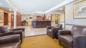 Lobby - Ramada by Wyndham Lloydminster (Lloydminster)