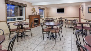 Dining - Ramada by Wyndham Lloydminster (Lloydminster)