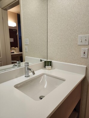 Combined shower/bathtub, free toiletries, hair dryer, towels