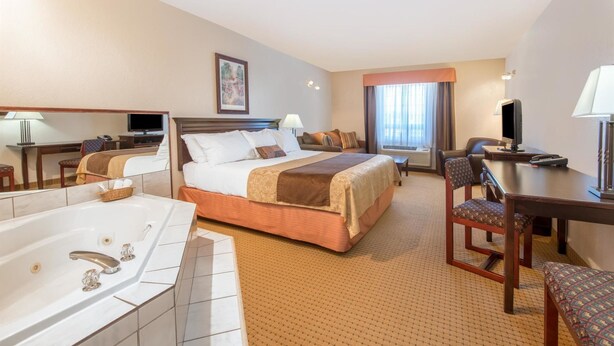 Room - Ramada by Wyndham Lloydminster (Lloydminster)
