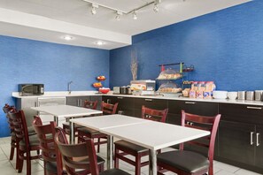 Dining - Travelodge by Wyndham Windsor (Windsor)