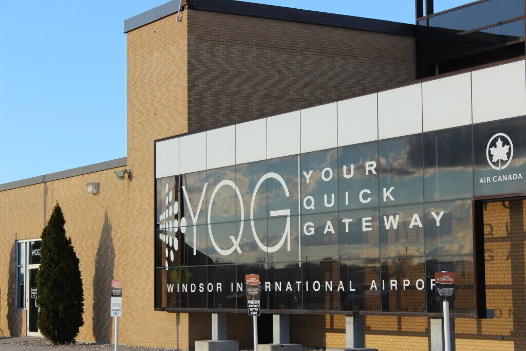 Ein Gebäude mit einer großen Schilder, auf dem “YQG Your Quick Gateway Windsor International Airport” steht.