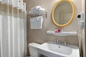 Habitació, 1 llit de matrimoni, no fumadors | Bany | Articles de tocador gratuïts i tovalloles 