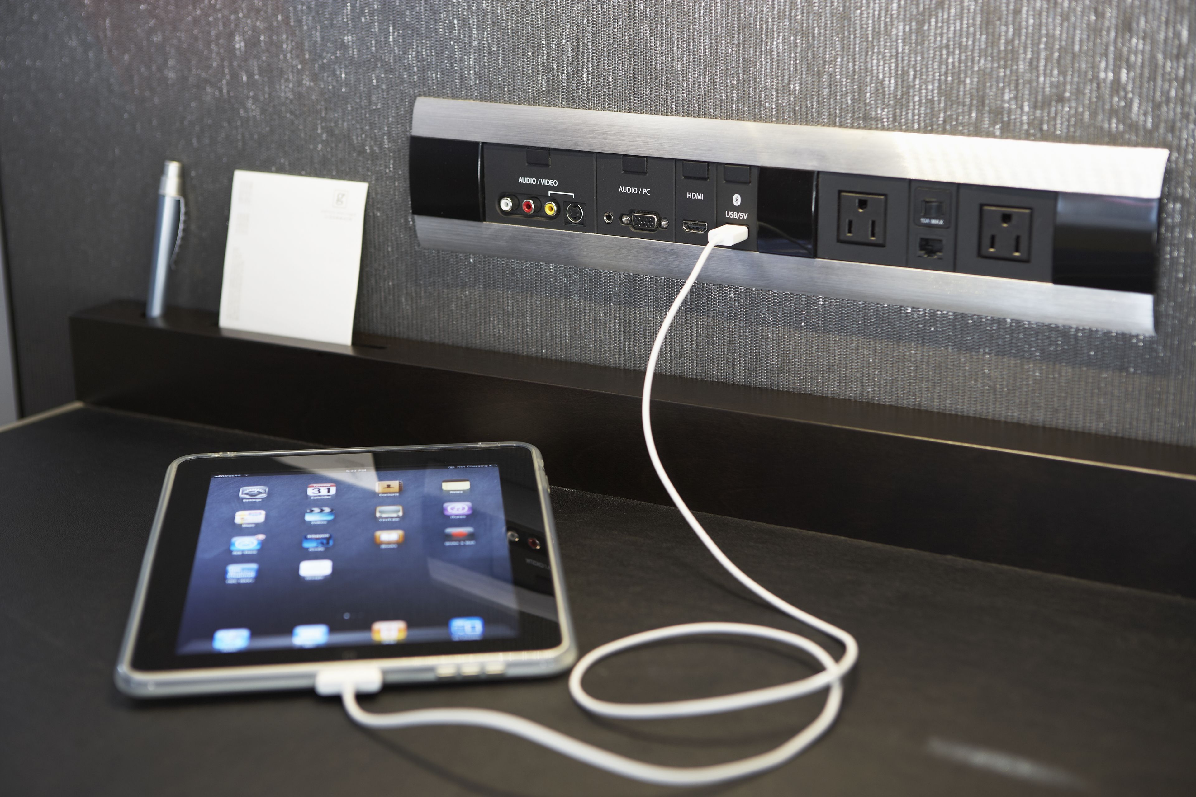 signature room, 1 king bed | in-room business centre