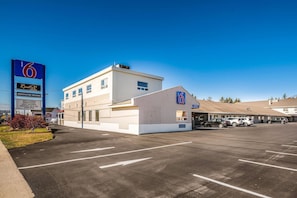 Un motel de 6 con un letrero que indica habitaciones renovadas, un bar y un salón, además de una sala de karaoke.