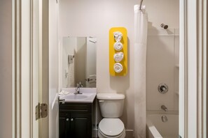 Combined shower/tub, hair dryer, towels