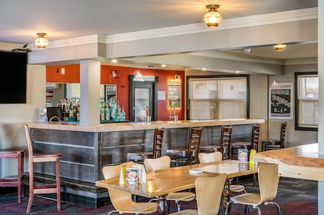 Bar (en la propiedad). Motel 6 Moncton, NB