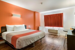 Chambre Deluxe, 1 très grand lit, non-fumeur, réfrigérateur | Fer et planche à repasser, accès au Wi-Fi (inclus), literie fournie