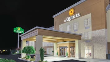 La Quinta Inn & Suites features a modern architectural design with a welcoming entrance via a covered walkway.