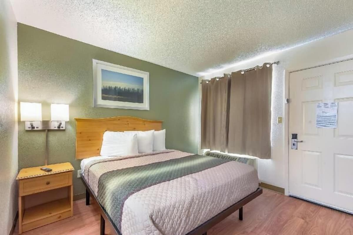 Espacio para trabajar con laptop, wifi gratis y ropa de cama