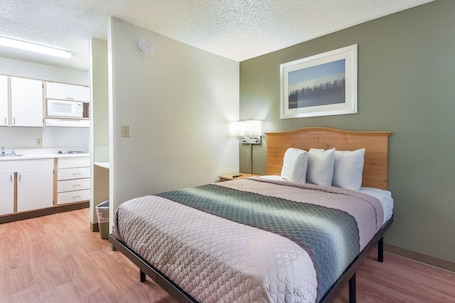 HomeTowne Studios By Red Roof Dallas - North Addison/ Tollway