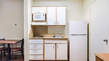 Full-sized fridge, microwave, stovetop