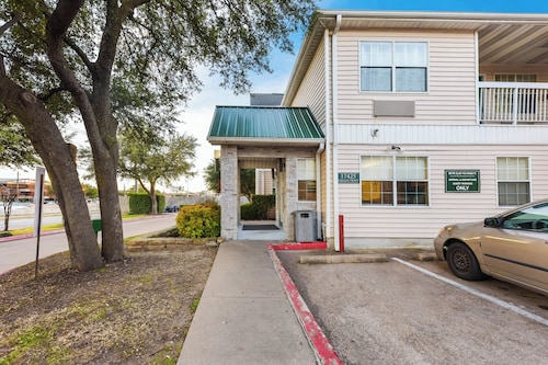 HomeTowne Studios By Red Roof Dallas - North Addison/ Tollway