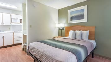 Espacio para trabajar con un portátil, wifi gratis, ropa de cama