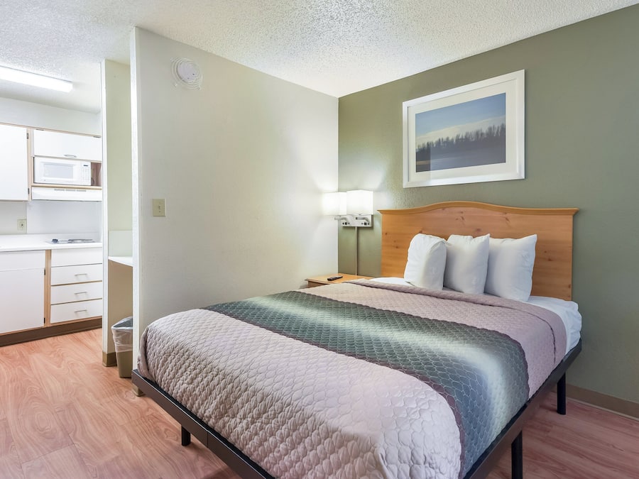 Laptop workspace, free WiFi, bed sheets