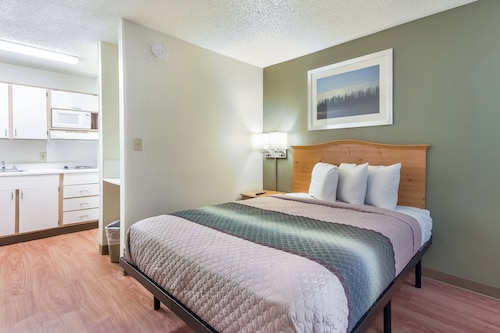 HomeTowne Studios By Red Roof Dallas - North Addison/ Tollway