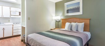 HomeTowne Studios By Red Roof Dallas - North Addison/ Tollway