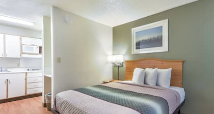 HomeTowne Studios By Red Roof Dallas - North Addison/ Tollway