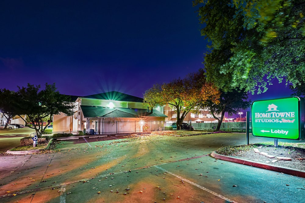 HomeTowne Studios By Red Roof Dallas - North Addison/ Tollway