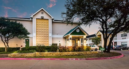 HomeTowne Studios By Red Roof Dallas - North Addison/ Tollway